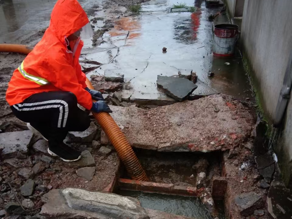 青岛专业清理污水池 炜誉市政以规范流程守护城市 “肠道”