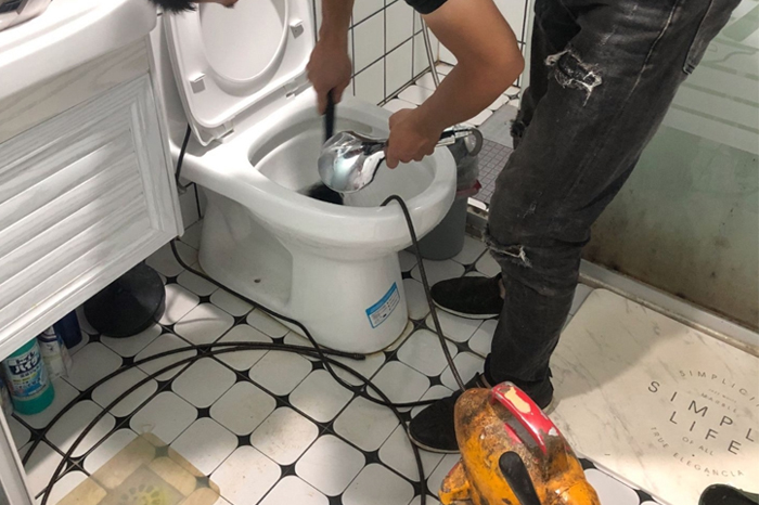 青岛马桶堵塞自己疏通还是找师傅？专业上门服务让你省时更省心